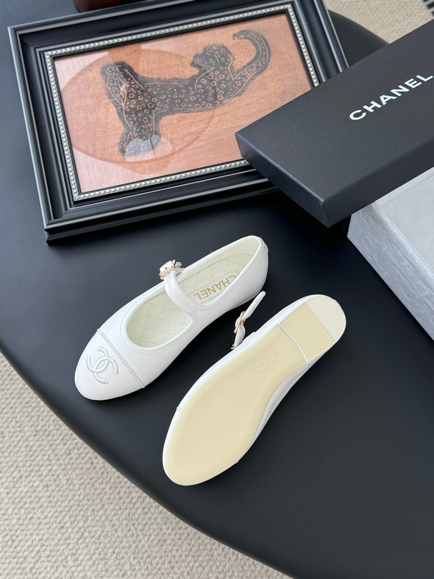 CHANEL Woman - Image 6