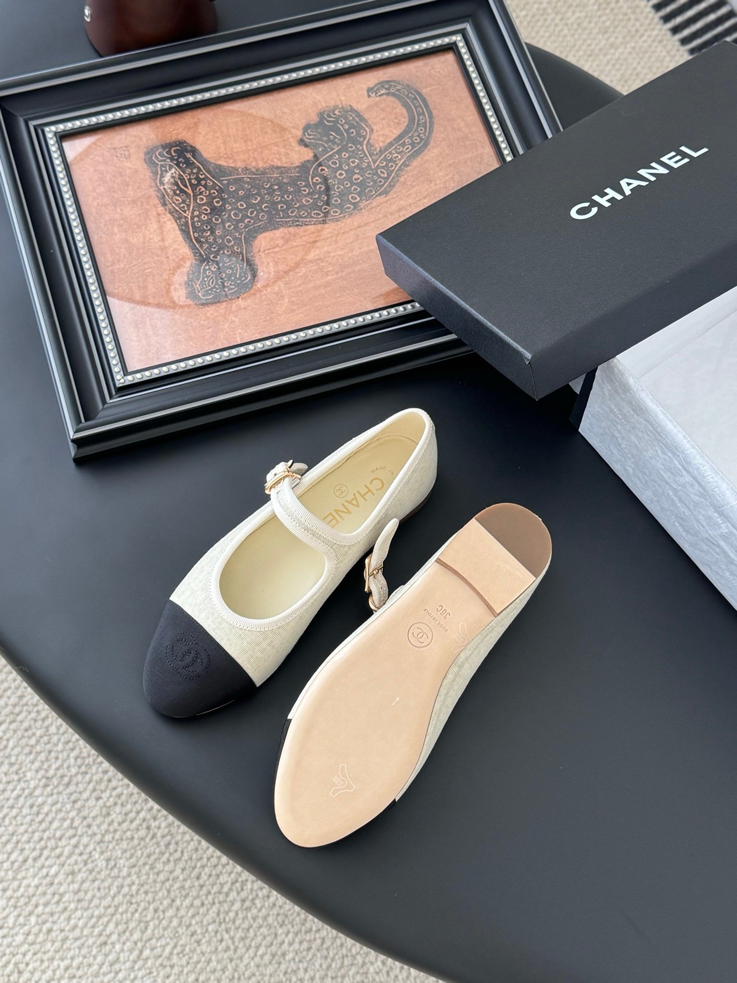 CHANEL Woman - Image 6