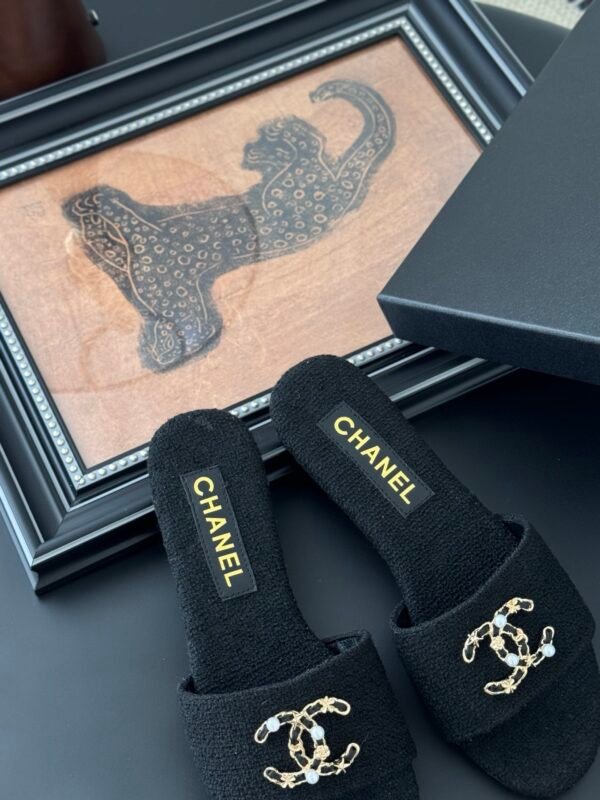CHANEL Woman - Image 6