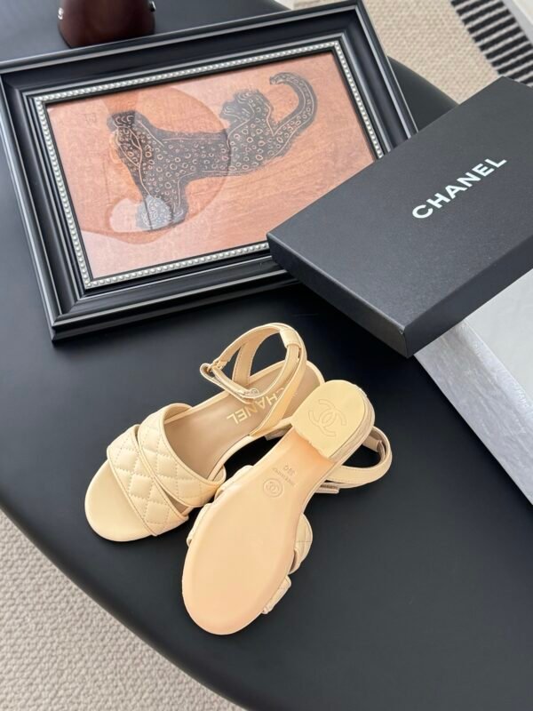 CHANEL Woman - Image 6