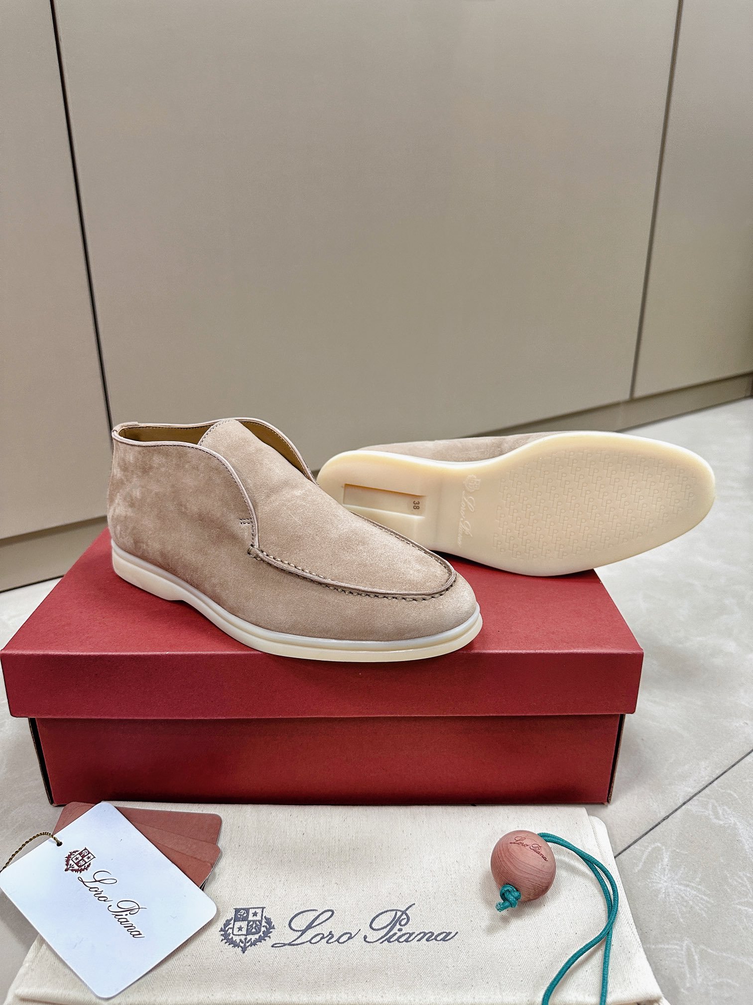 Loro Piana woman - Image 6