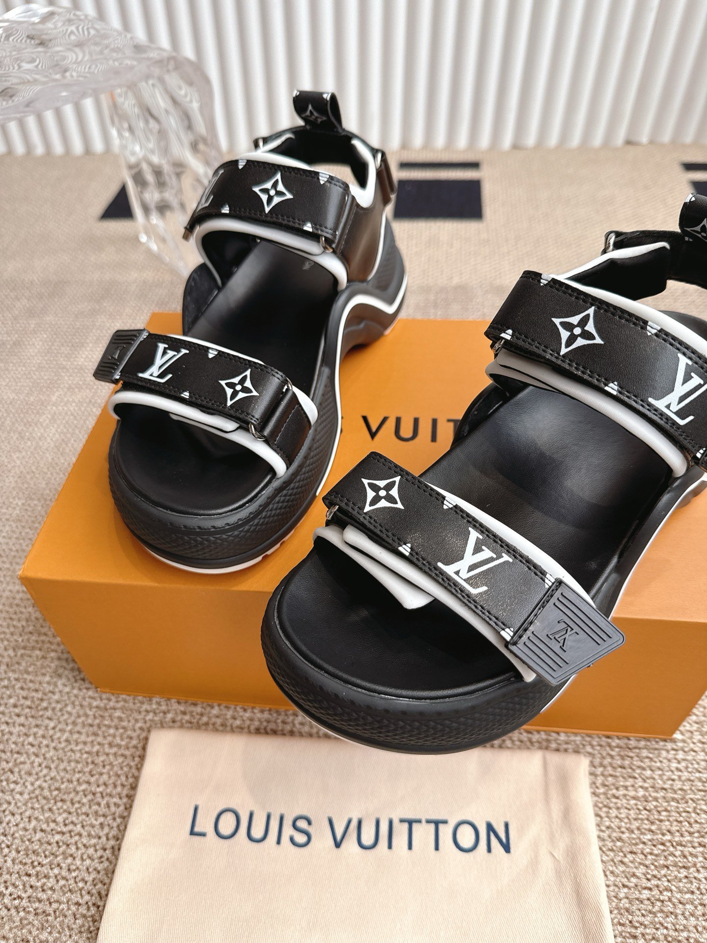 LV women - Image 2