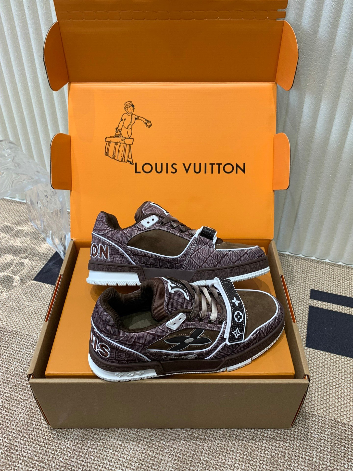 LV women - Image 2