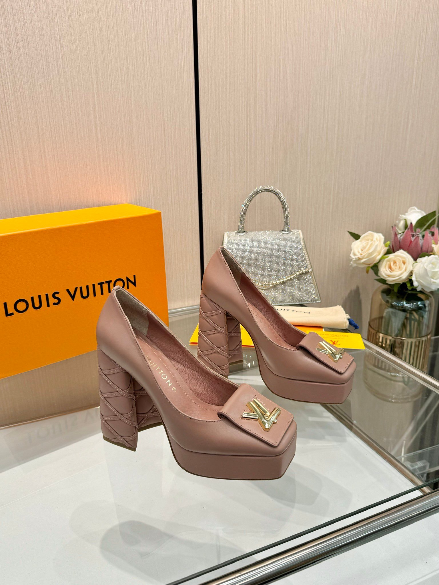 LV women - Image 2