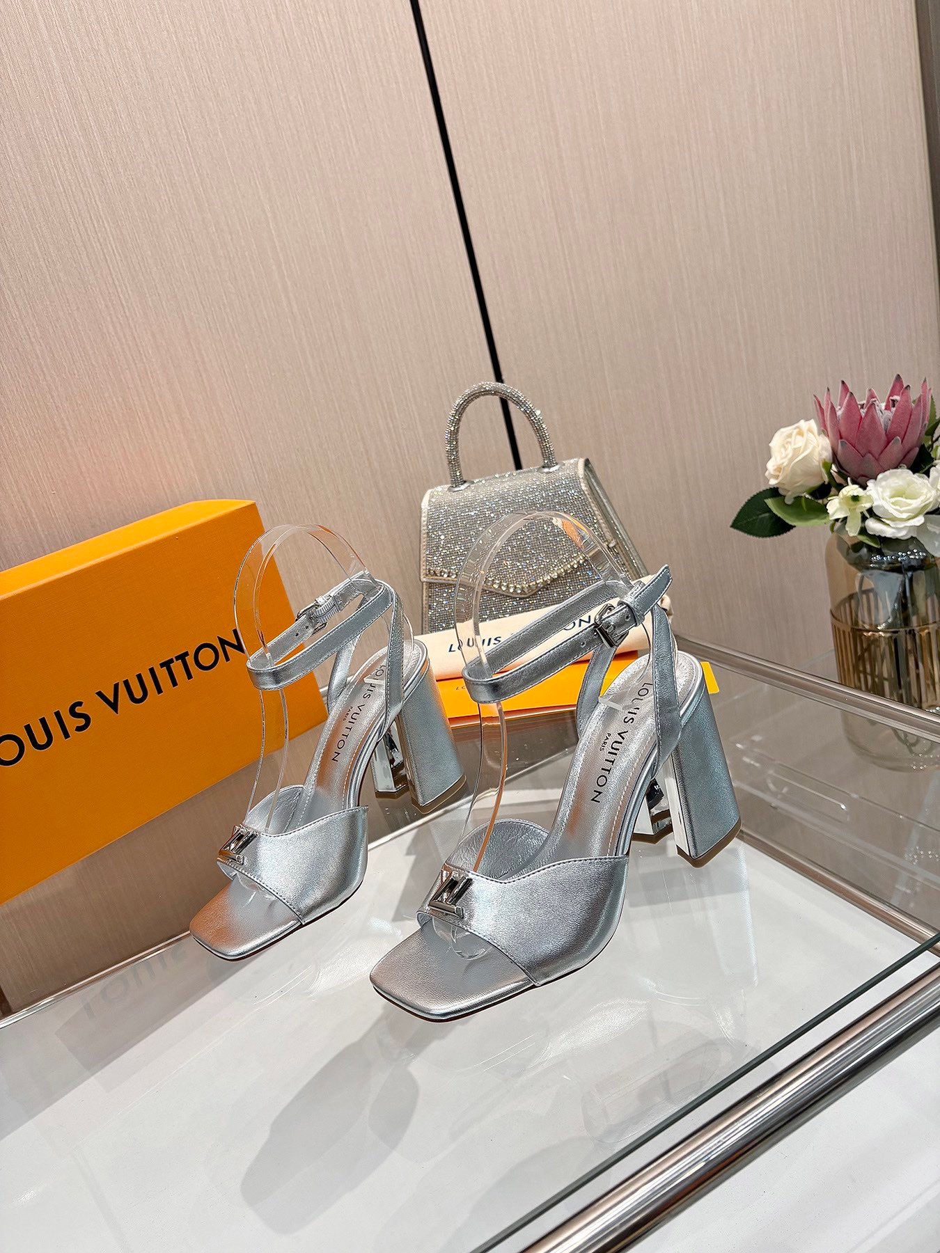 LV women - Image 2