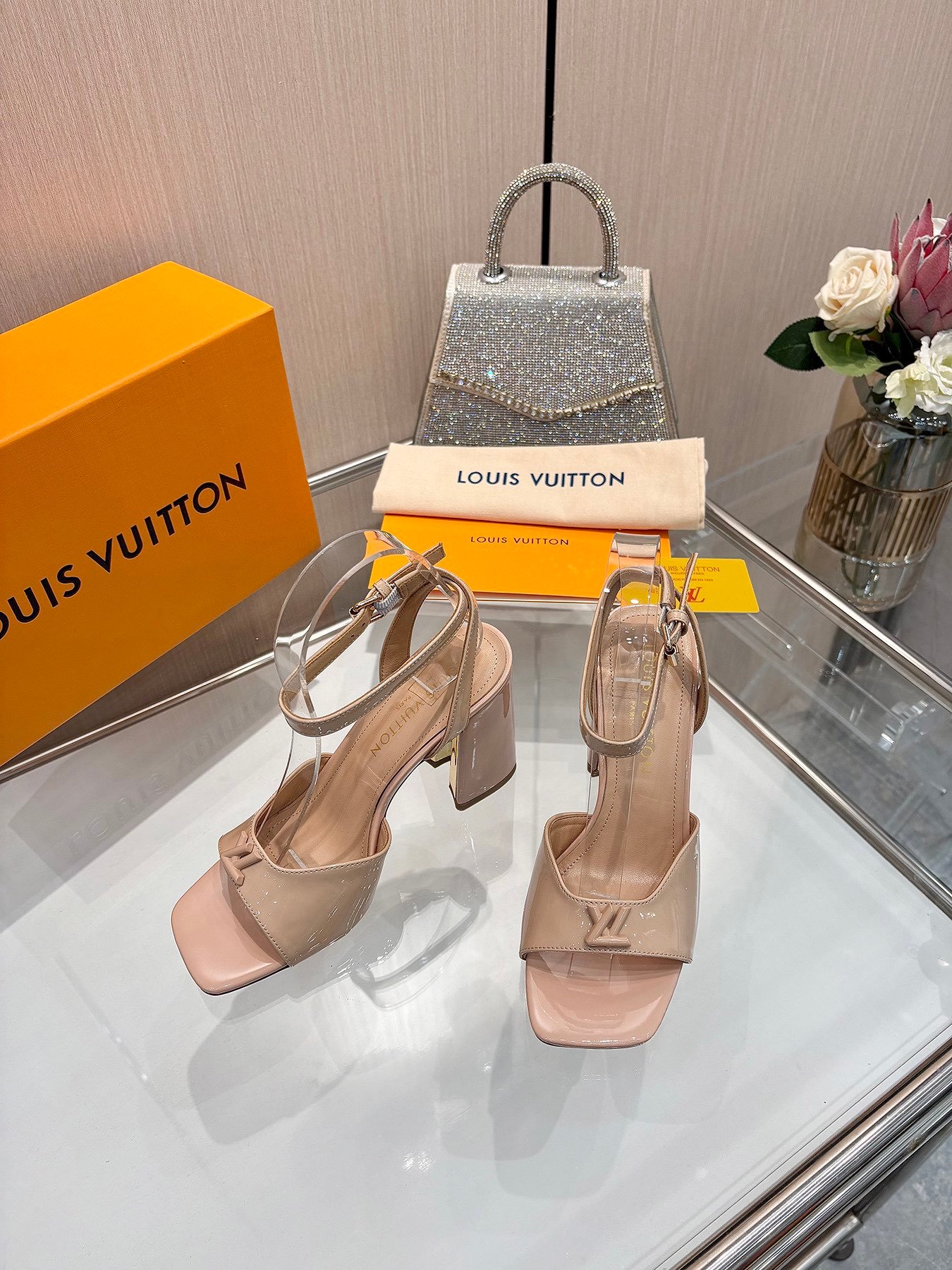 LV women - Image 2