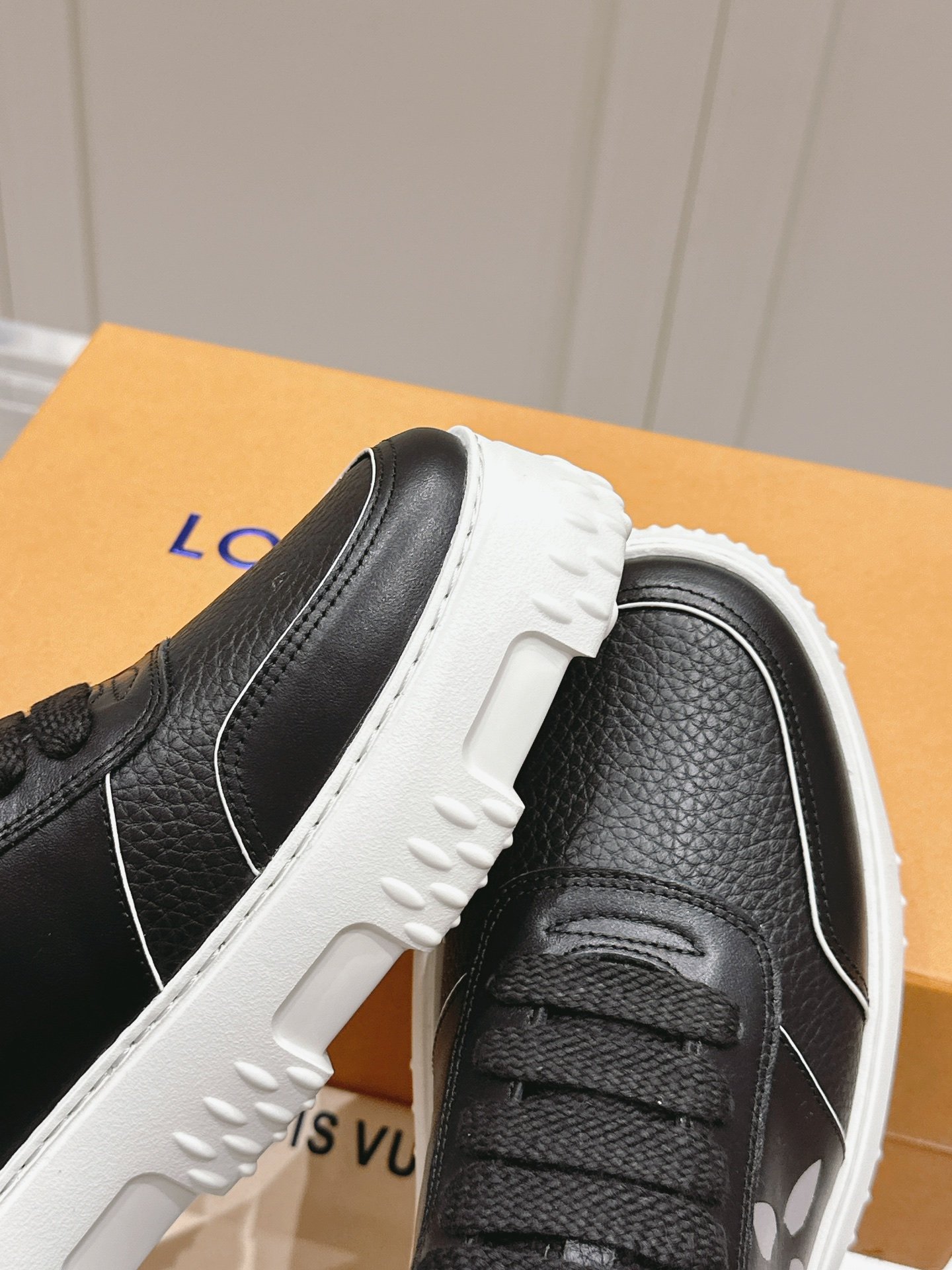 LV women - Image 2