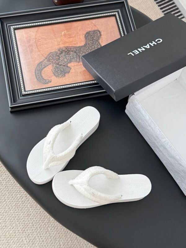 CHANEL Woman - Image 7