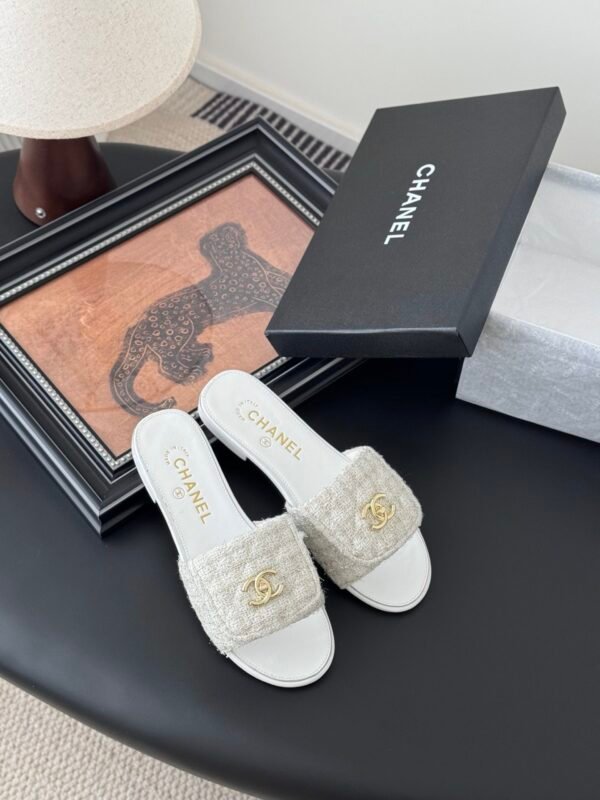CHANEL Woman - Image 7