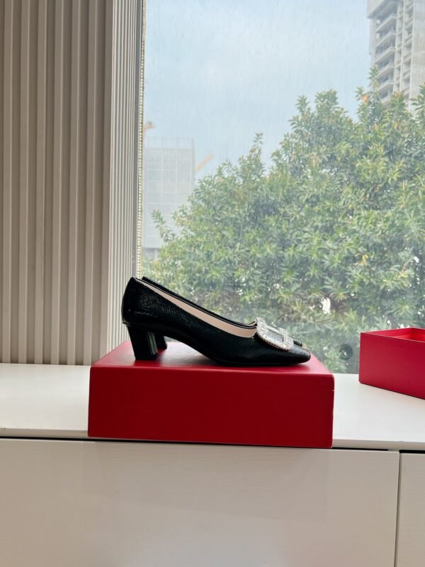 Roger Vivier - Image 3