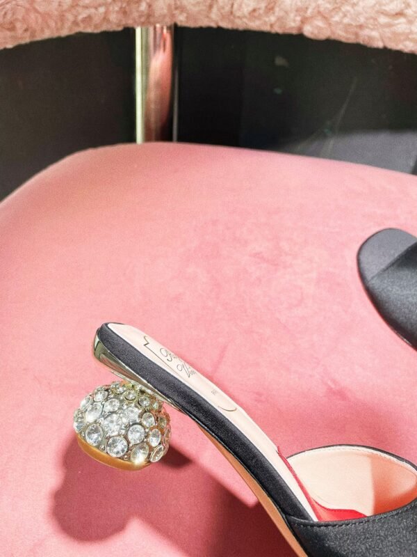 Roger Vivier - Image 3