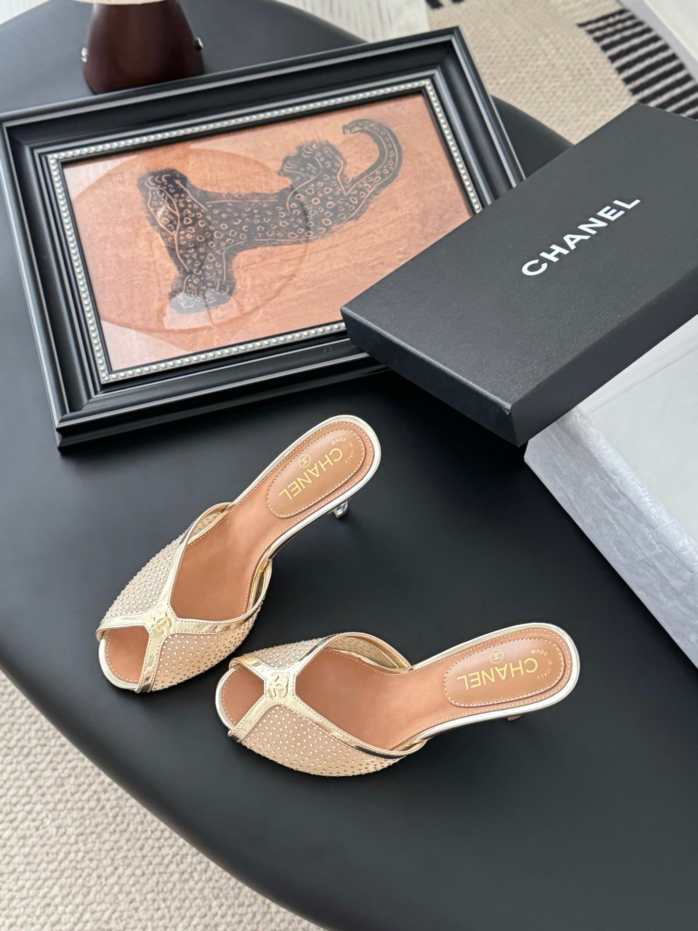 CHANEL Woman - Image 7