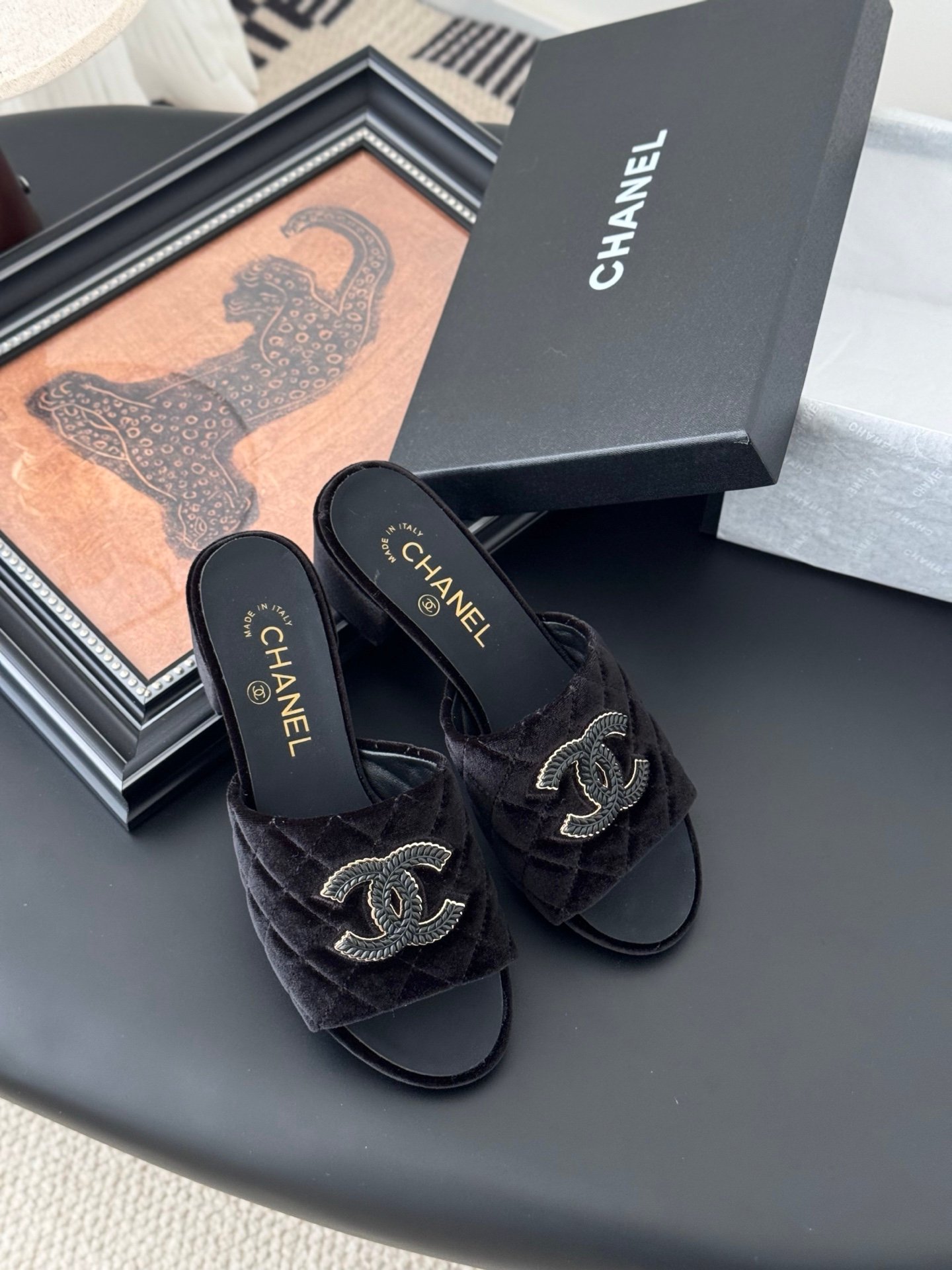 CHANEL Woman - Image 3