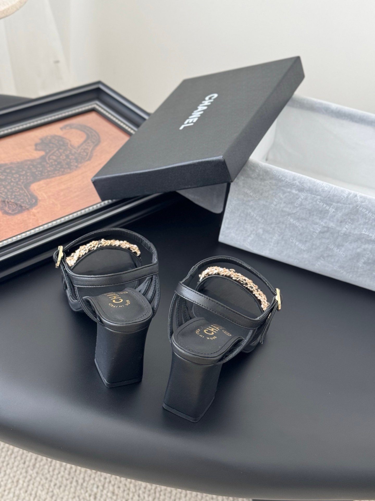 CHANEL Woman - Image 7