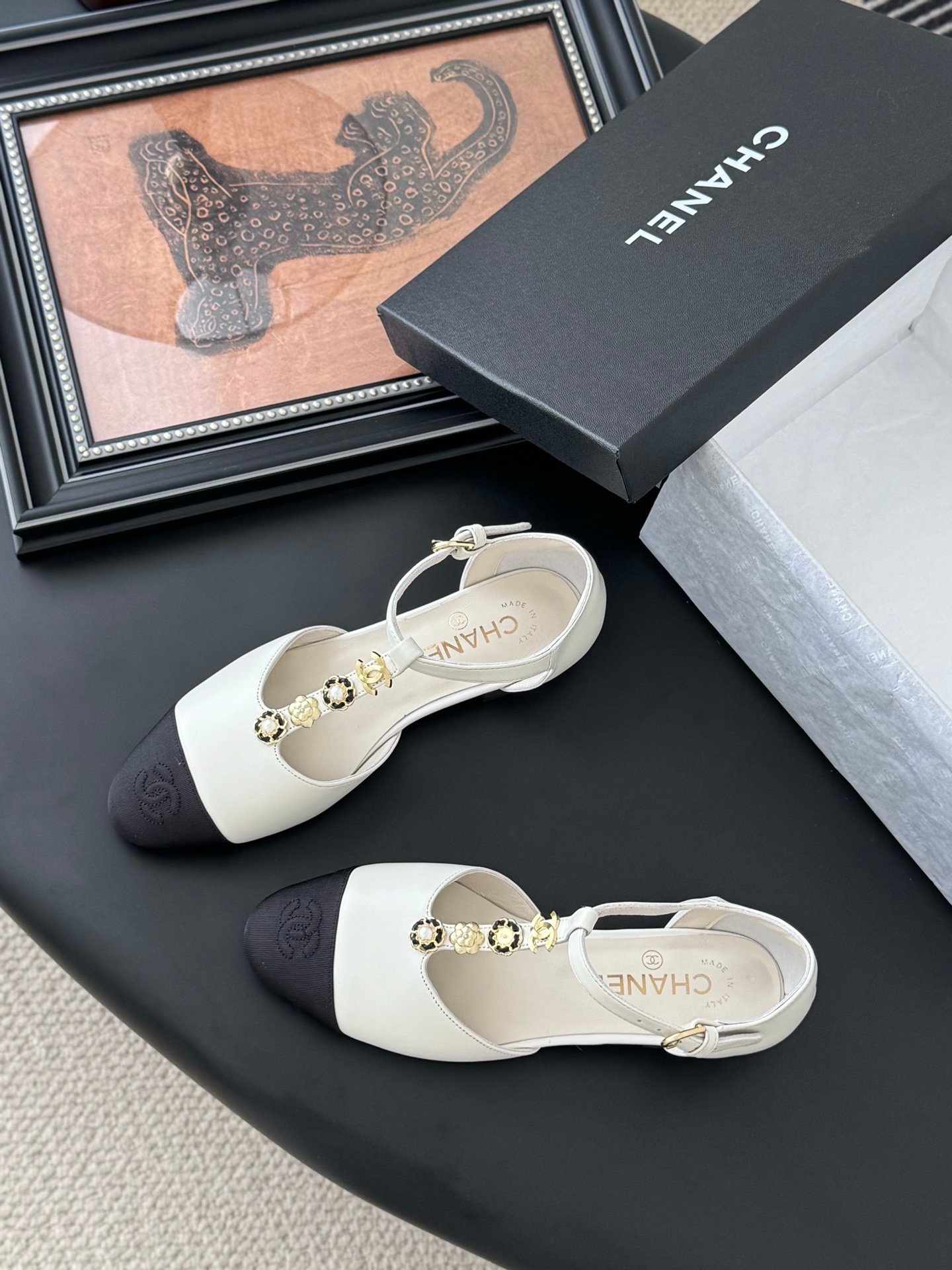 CHANEL Woman - Image 7