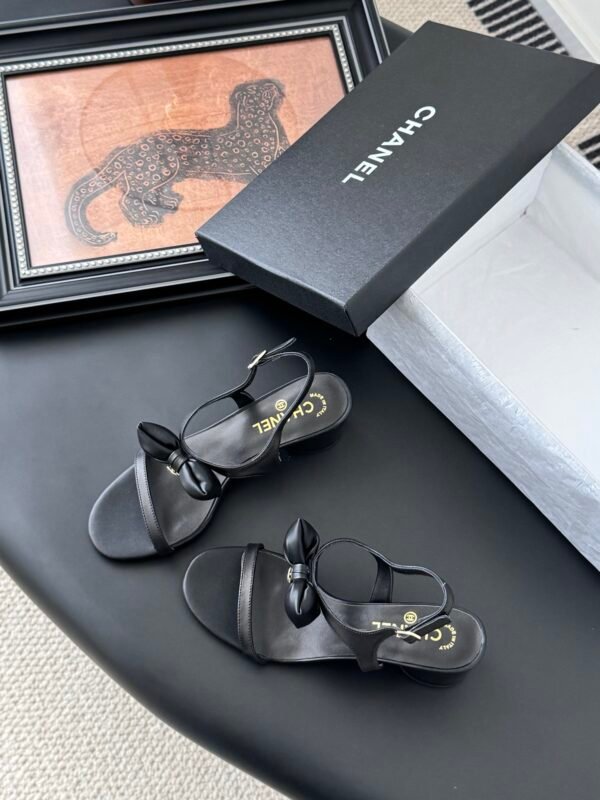 CHANEL Woman - Image 7