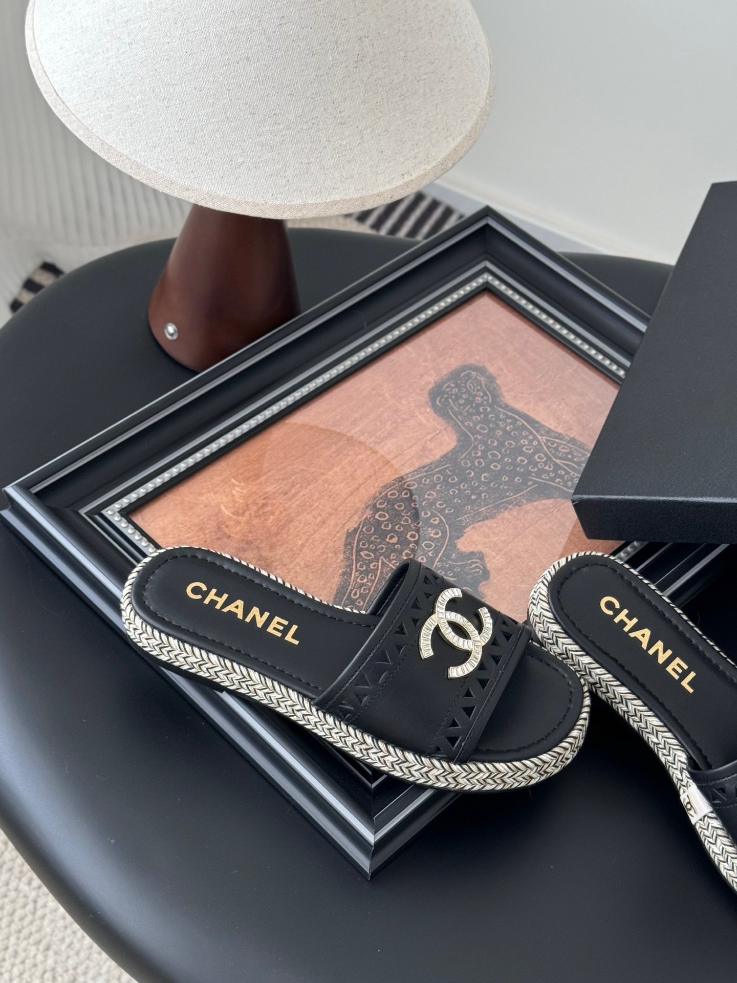 CHANEL Woman - Image 7