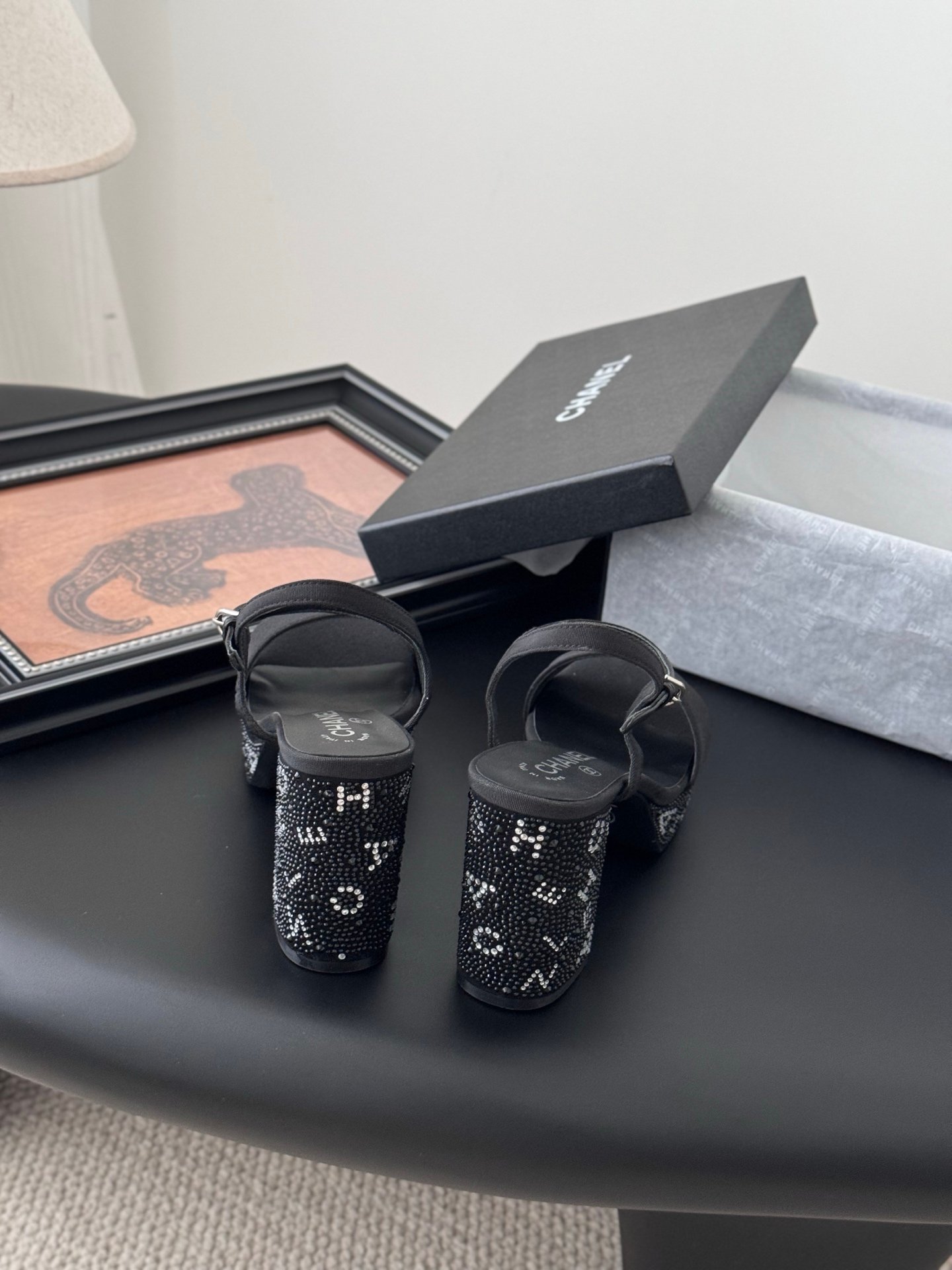 CHANEL Woman - Image 7