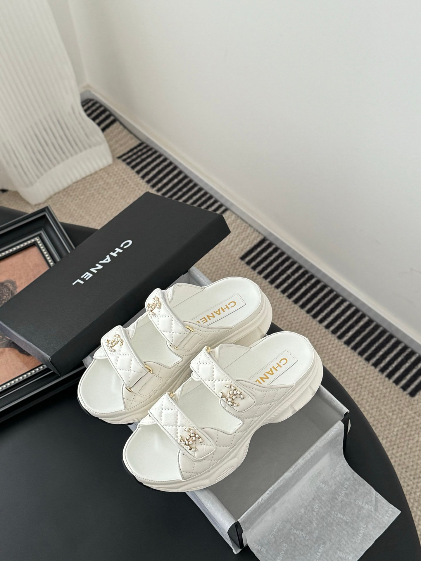 CHANEL Woman - Image 7