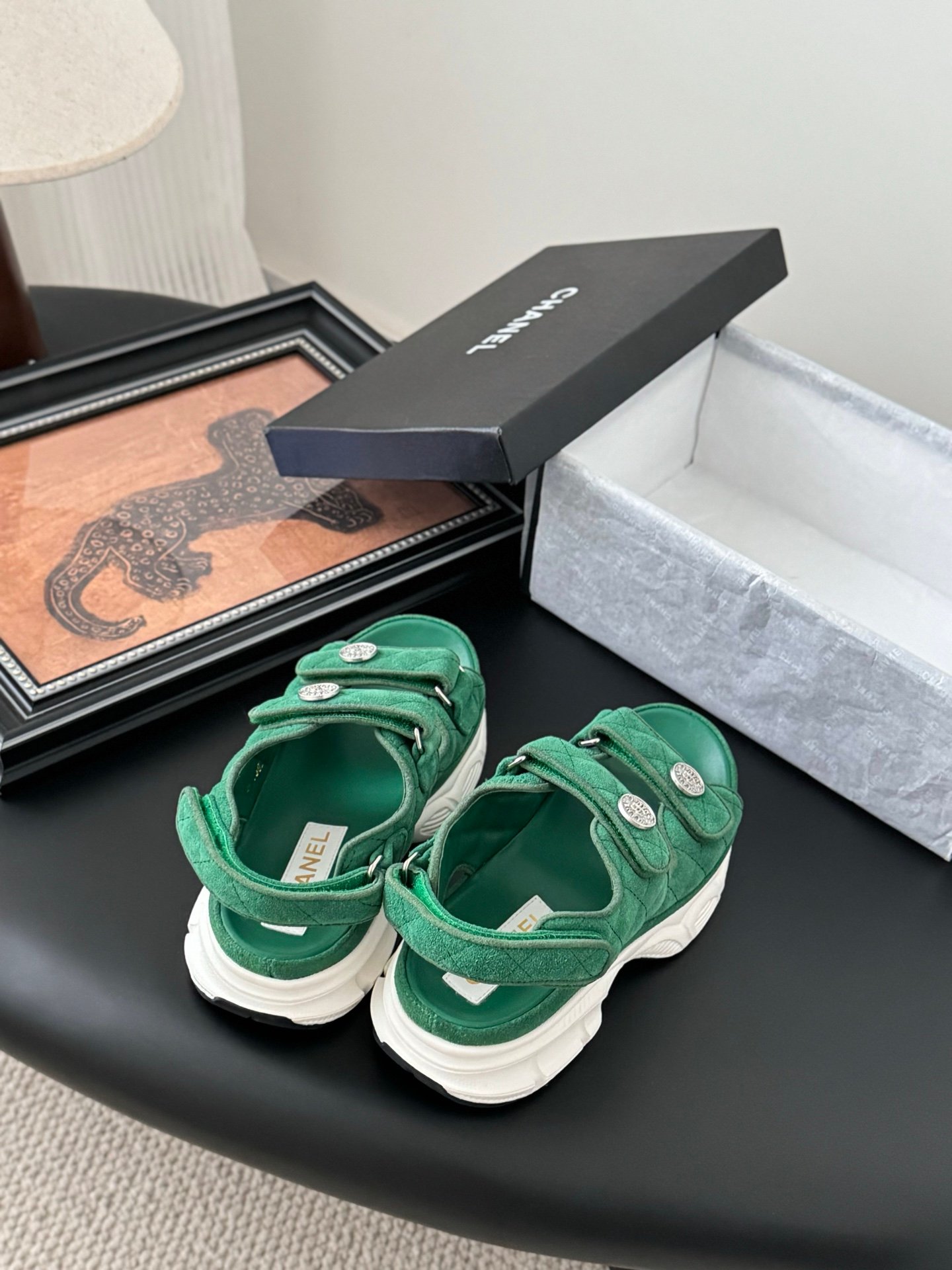 CHANEL Woman - Image 3