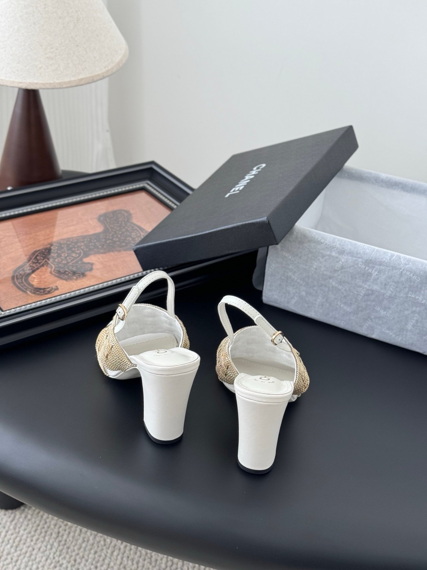 CHANEL Woman - Image 3