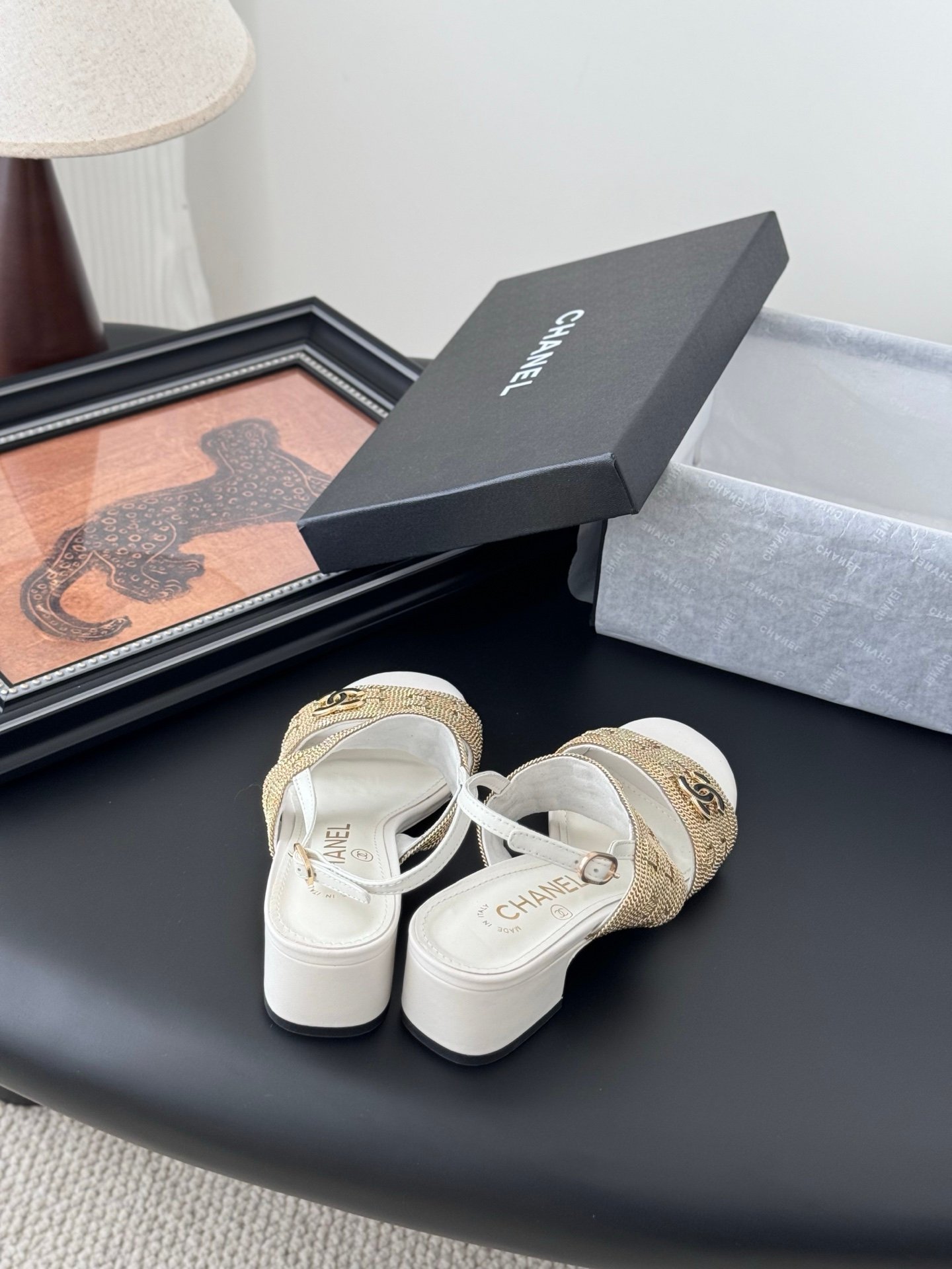 CHANEL Woman - Image 7