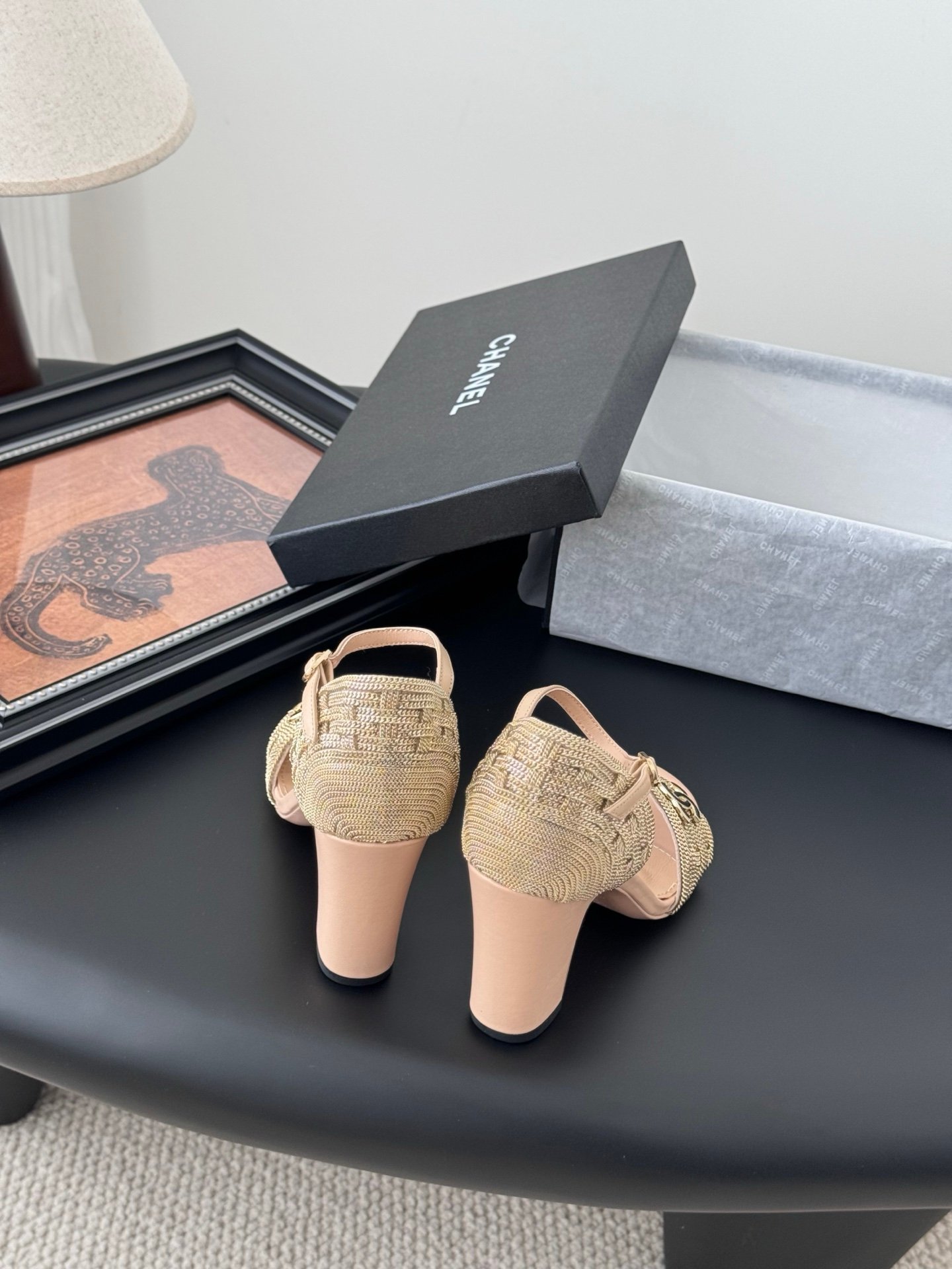 CHANEL Woman - Image 7