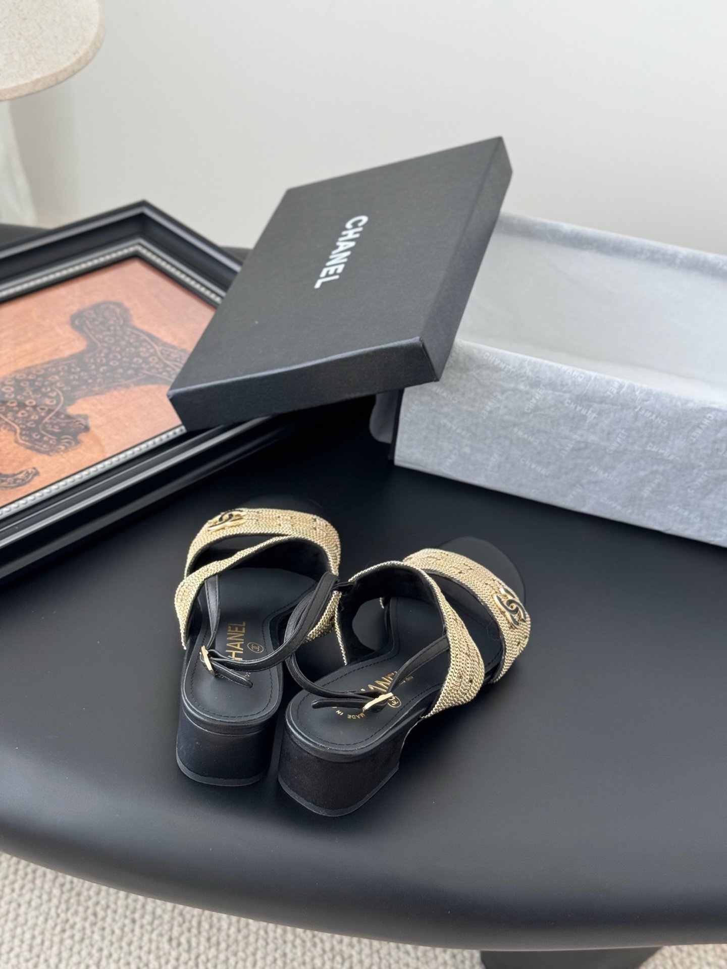 CHANEL Woman - Image 3