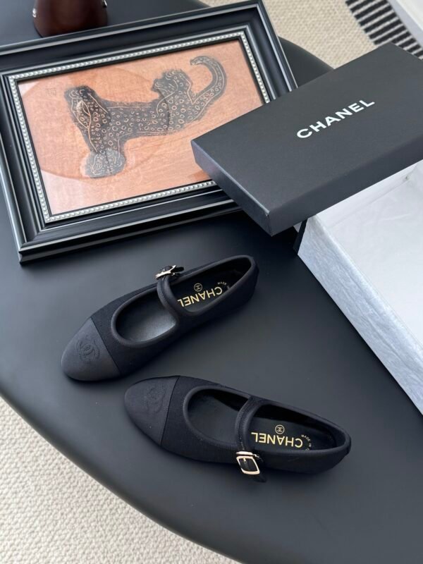 CHANEL Woman - Image 7