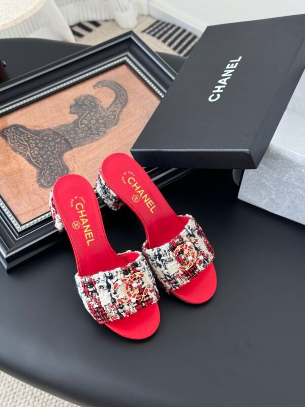 CHANEL Woman - Image 7
