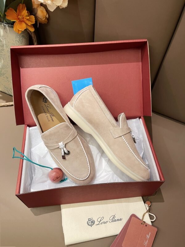 Loro Piana woman - Image 7