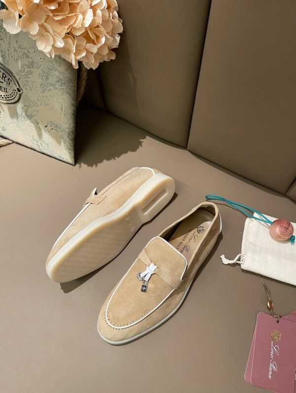Loro Piana woman - Image 7